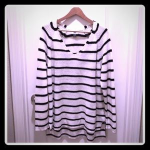 Old Navy B&W Striped V-neck Tunic Sweater